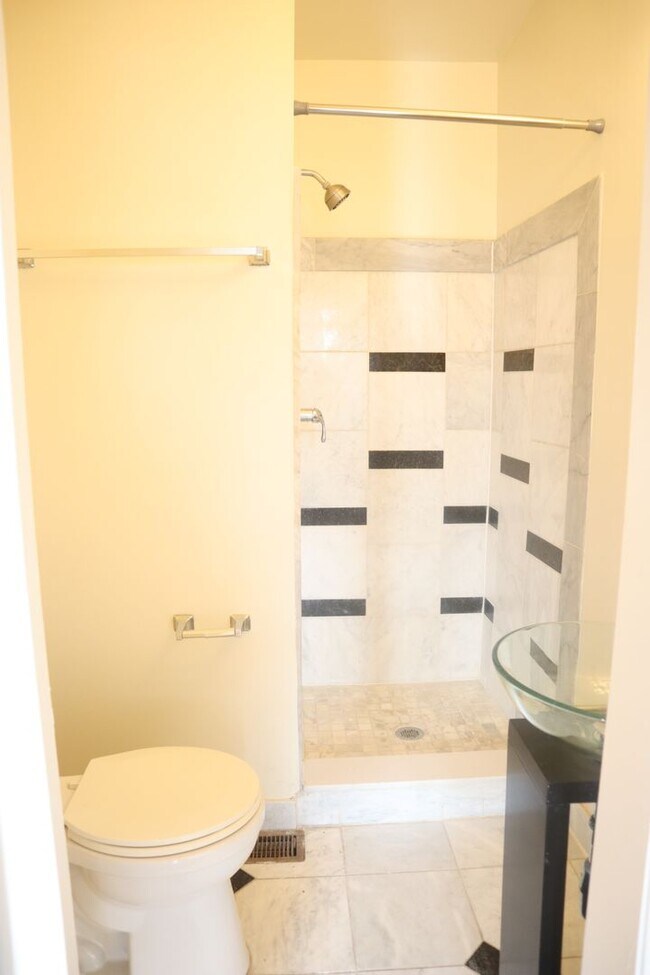 Building Photo - (Townhouse for Rent ) Simply Beautiful
