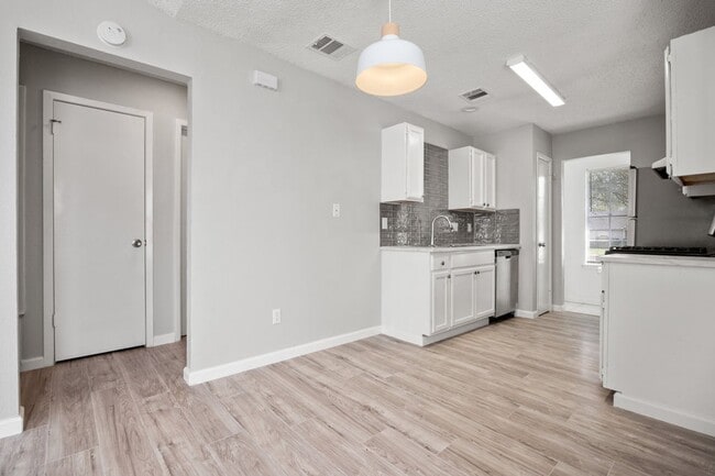 Building Photo - 8204 West Gate Blvd