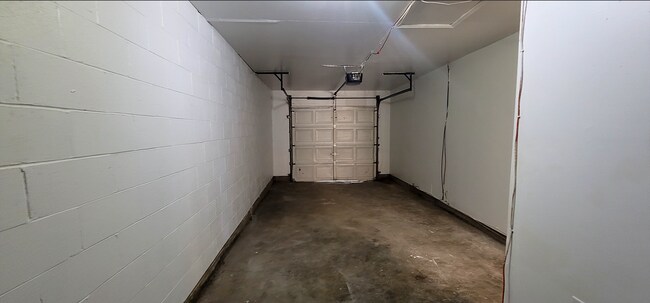 Building Photo - 3030-3032 Creekview Circle