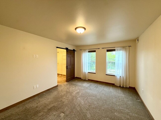 Building Photo - LIKE NEW K-BEACH HOME!