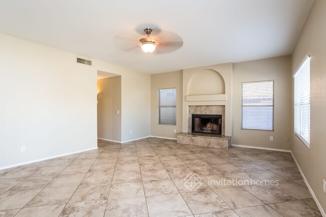 Building Photo - 2153 S Raven Cir