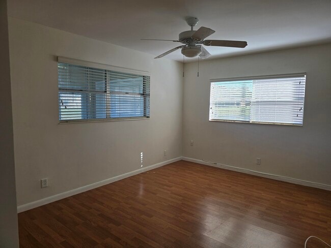 Building Photo - 121 Lake Gloria Dr
