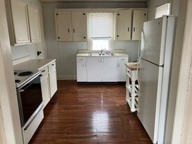 Building Photo - 387 Maple Ave