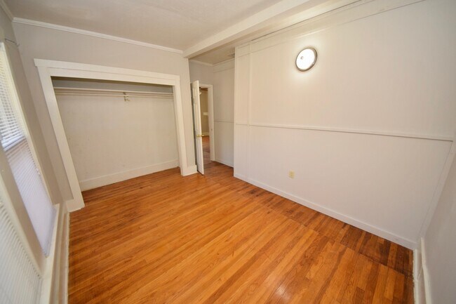Building Photo - 3 bed, 1 bath near UOM