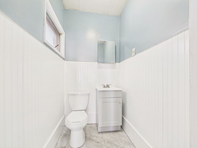 Building Photo - Large 4 Bedroom Single Family on Reily St.