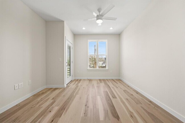 Building Photo - 4801 Sara Dr