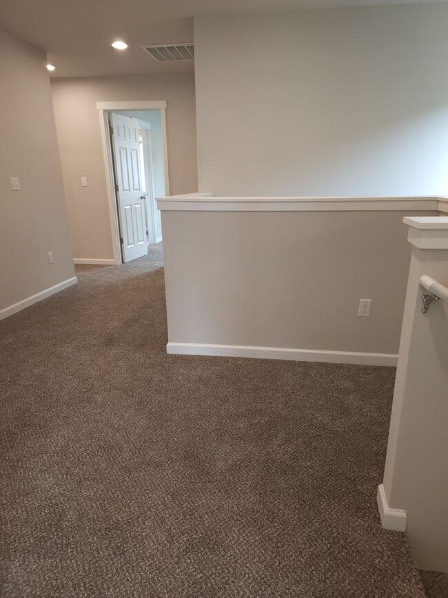 Building Photo - 15717 View Dr Ct SE