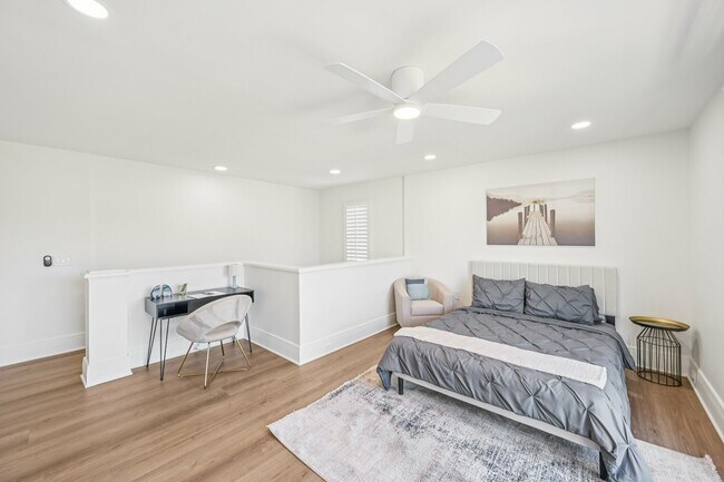 1Bed Bedroom with Desk - The Views at the Peak