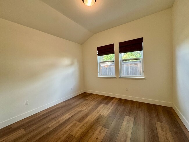 Building Photo - Custom Adorable Cottage Available in Folsom!
