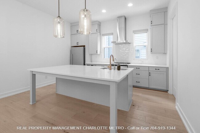 Building Photo - 1609 Parkwood Ave