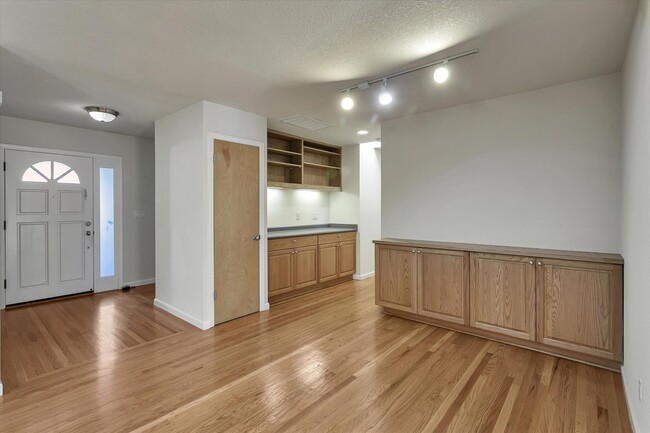 Building Photo - Tons of Space l Great Schools l Prime Sili...