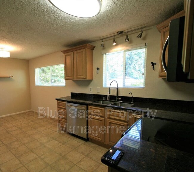 Building Photo - 131 Leslie Ln
