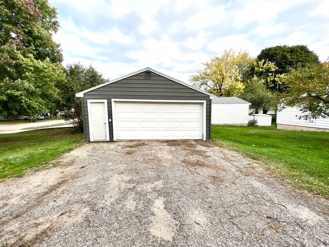 Building Photo - Single-Family Home Minutes from Saint Mary's!