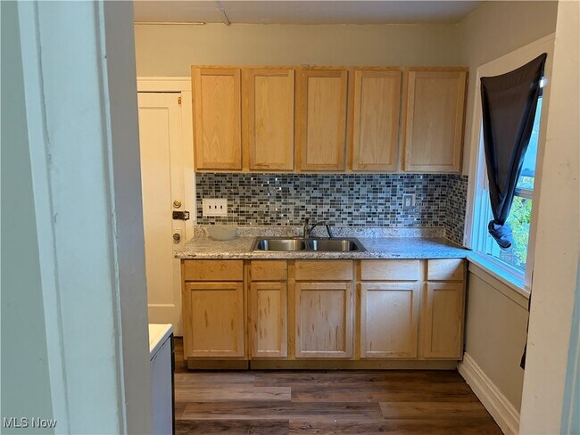 Building Photo - 922 Helmsdale Rd