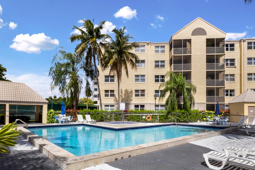 Building Photo - 8225 Lake Dr