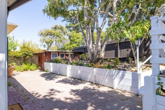 Building Photo - 1571 David Ave