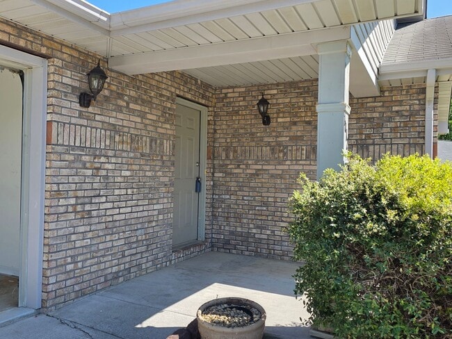 Building Photo - Maryville 37804 - 3 bedroom, 2 Bath Home , 2 car garage - Contact Donna Bailey (865) 389-6590
