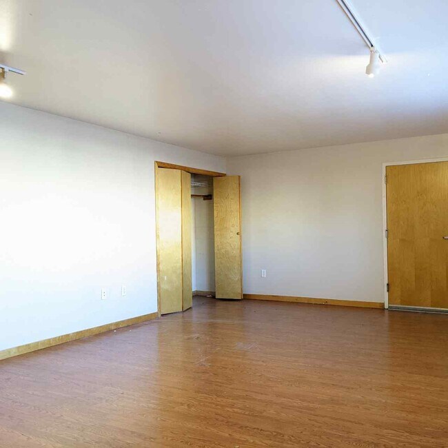 Building Photo - 250 W Fuller Ave