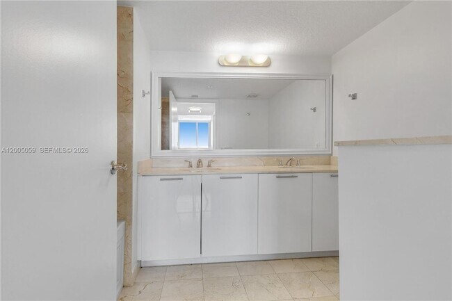 Building Photo - 1800 N Bayshore Dr