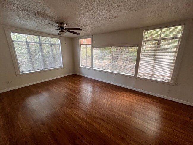 Building Photo - 3bed/1bath House - Two Blocks from Campus