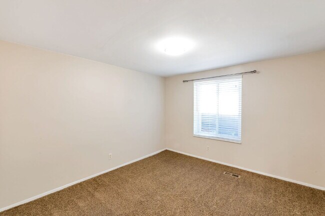 Building Photo - Sugarhouse -  2 Bed 1 Bath 1 Covered Parking