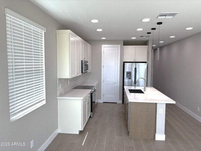 Building Photo - 1011 E Pasadena Ave