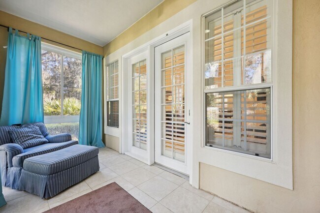 Building Photo - WALK TO THE BEACH!