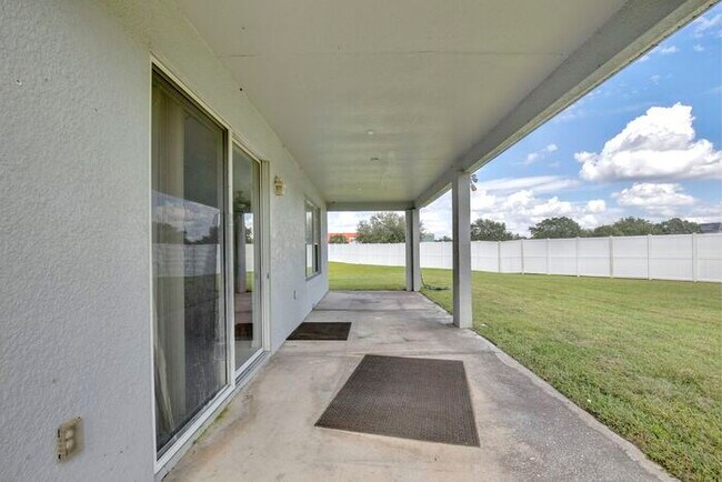 Building Photo - Gorgeous 4/2.5 Home with a 2 Car Garage Lo...