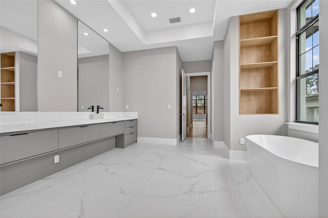 Building Photo - 16130 Pendio Dr