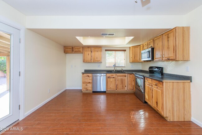Building Photo - 1813 E Ellis Dr