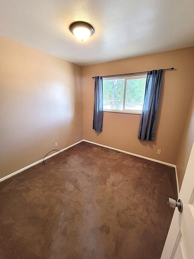 Building Photo - ALL PROSPECTIVE TENANTS MUST SUBMIT A $58 ...