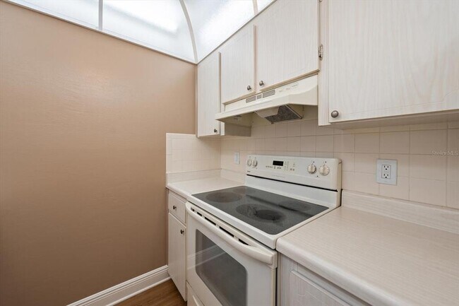 Building Photo - 1975 W Bay Dr