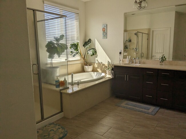 Building Photo - Lovely 4 Bedroom Blackstone Home