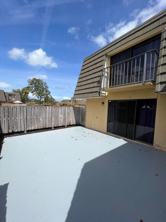 Building Photo - 904 9th Way