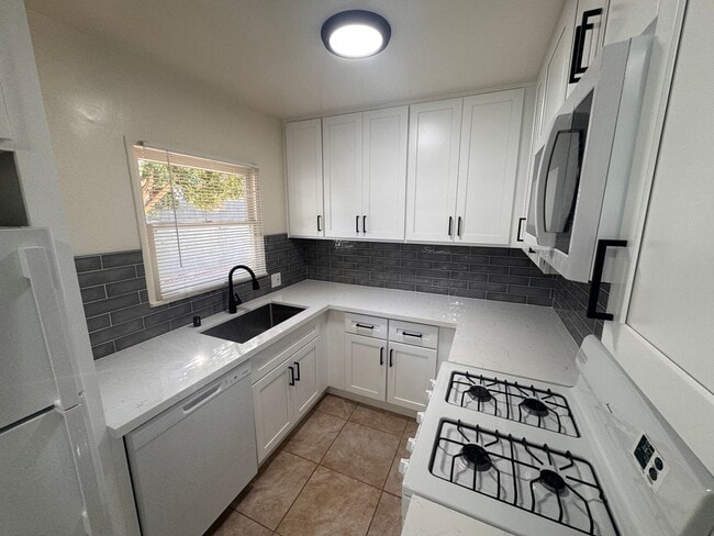 Building Photo - 6028 Donna Ave