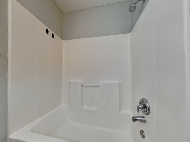 Building Photo - Charming 4-Bed, 2-Bath Home in Kansas City with Garage