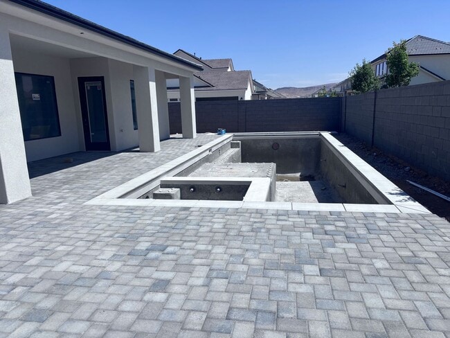 Building Photo - Beautiful custom single story in Moorland Park with pool