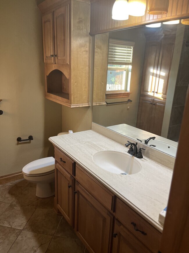 Building Photo - 13123 Red Oak Dr
