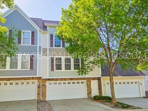Building Photo - 2 Bedroom, 2.5 Bath Townhome in Urbandale with 2 car attached garage!