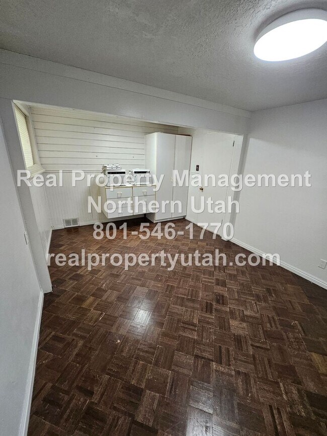 Building Photo - 662 4th St S