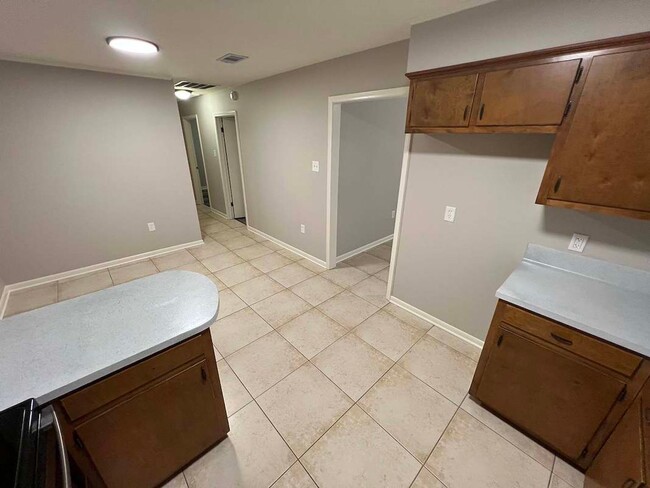 Building Photo - 1114 Willow Creek Dr