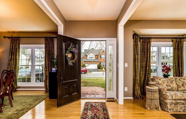 Building Photo - Gorgeous 4,000sqft  5-bed 3.5-bath Home near Chantilly Economic corridor