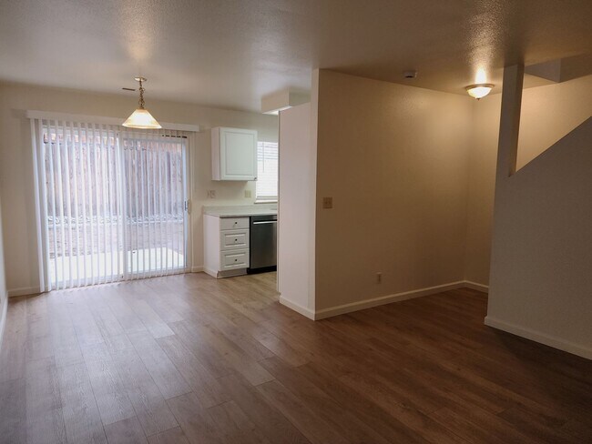 Building Photo - 404 Valley Cir