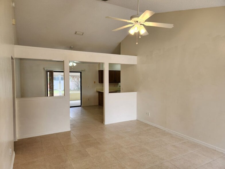 Building Photo - 818-817 7 Gables Cir SE