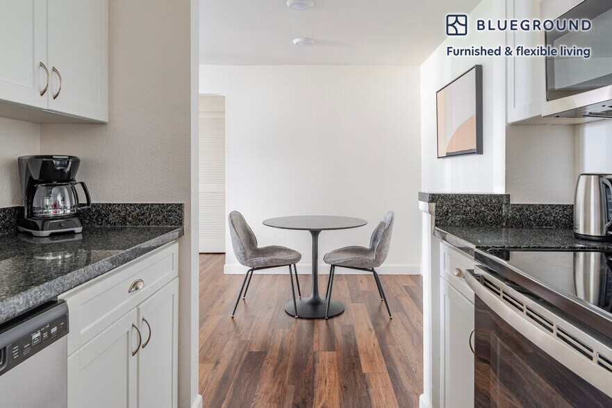 Building Photo - 900 Pepper Tree Ln