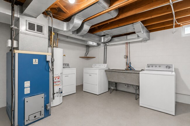 Building Photo - Beautiful updated townhome