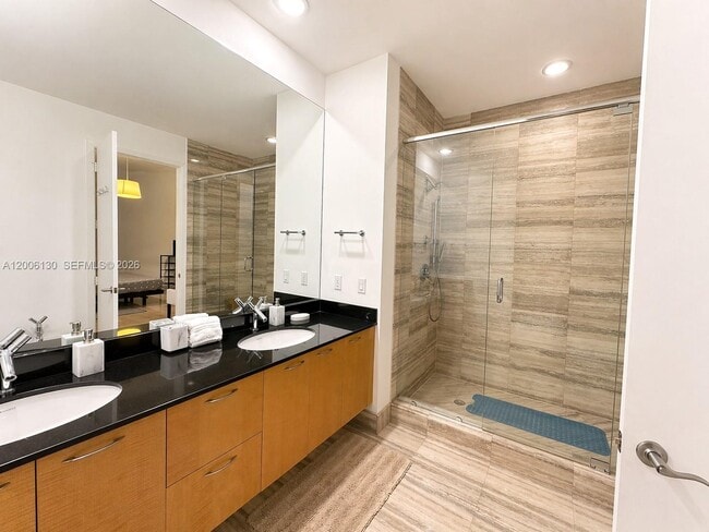 Building Photo - 15811 Collins Ave