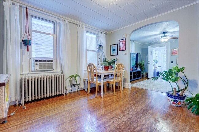 Building Photo - 284 Benton St