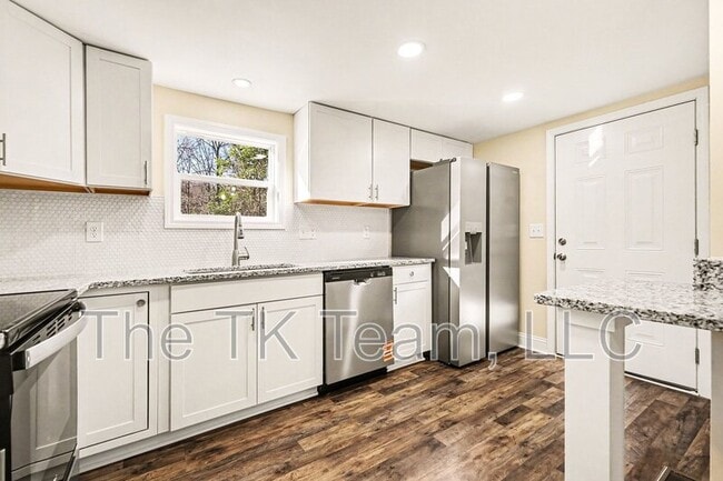 Building Photo - 416 Richardson St