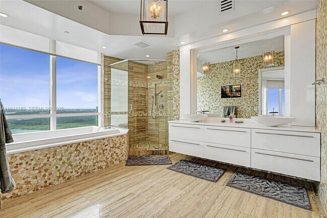 Building Photo - 15901 Collins Ave